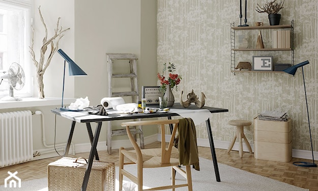 kremowy dywan, czarny stół, krzesło z jasnego drewna, niebieska lampa stołowa, pleciona skrzynia