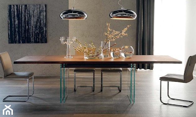 nowoczesny stół ze szklanymi nogami