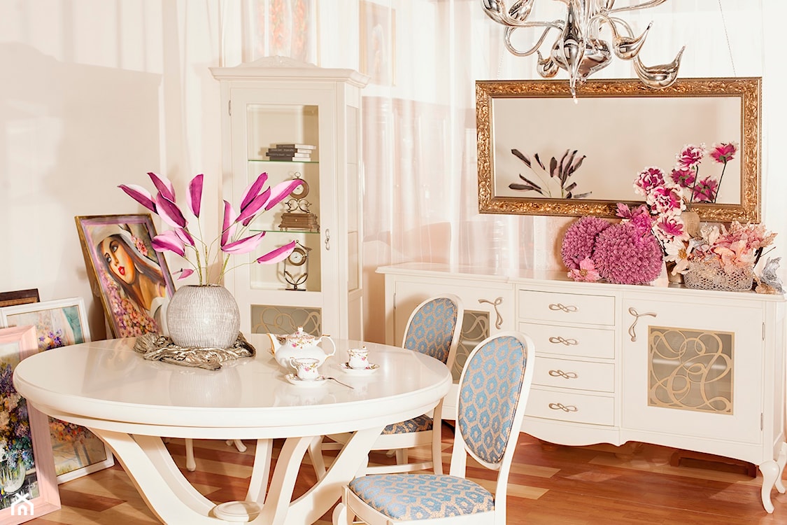 salon z białymi meblami i dekoracjami z suszonych kwiatów