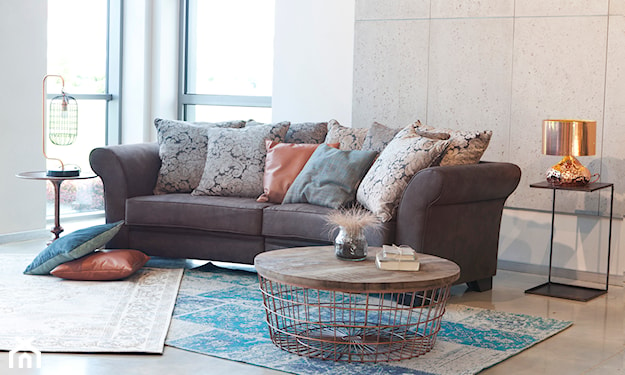 szara sofa i kolorowy dywan w salonie