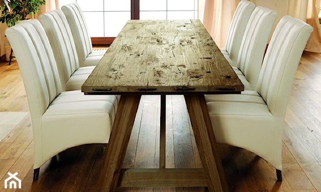 duży drewniany stół w stylu skandynawskim