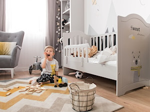 Meble dla dzieci - Mały biały szary pokój dziecka dla niemowlaka dla dziecka dla chłopca dla dziewczynki, styl skandynawski - zdjęcie od Galeria Wnętrz Domar