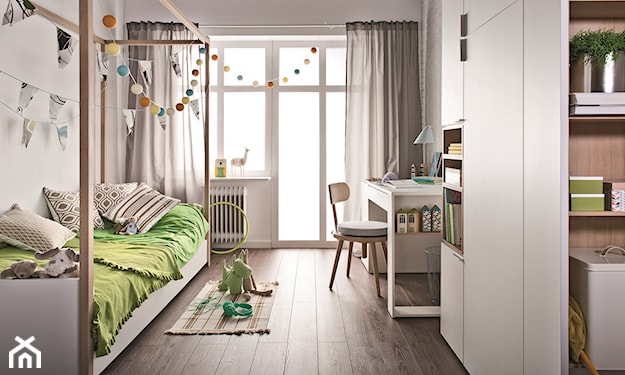 drewniana podłoga, zielony koc, łóżko z baldachimem, białe meble w pokoju dziecka