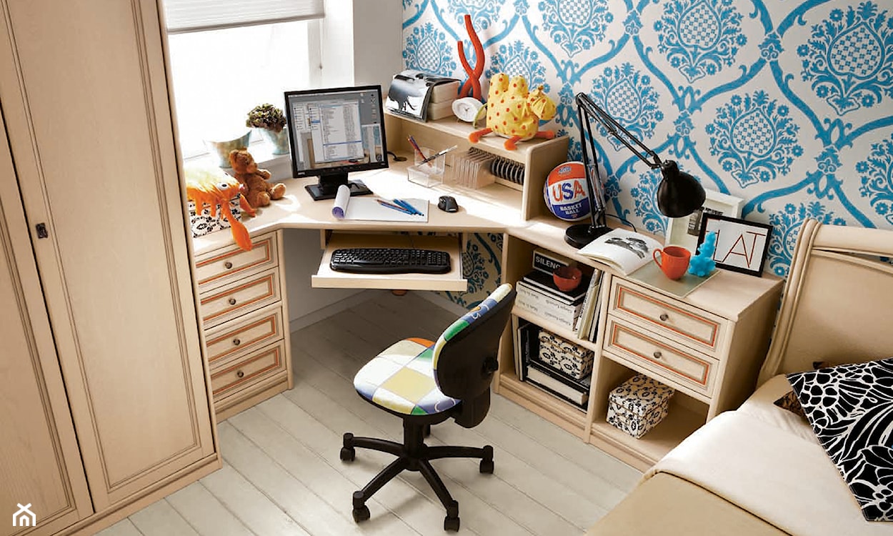 biurko narożne, tapeta w niebieski wzór, fotel w kolorowe kwadraty, beżowe meble