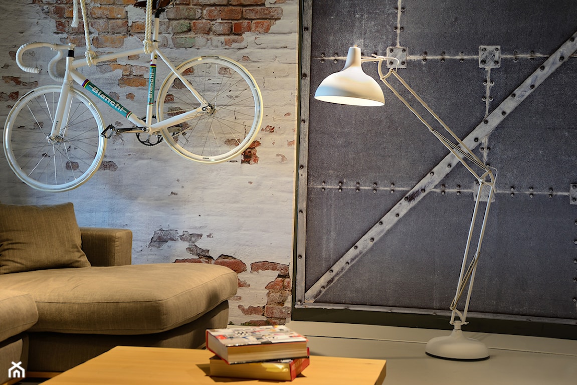 industrialny salon, rower na ścianie