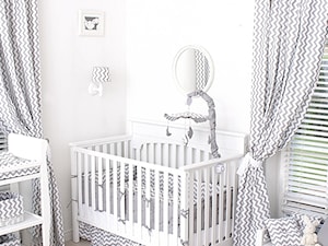 Biały pokój dziecka dla niemowlaka dla dziewczynki, styl tradycyjny - zdjęcie od Roomee Decor