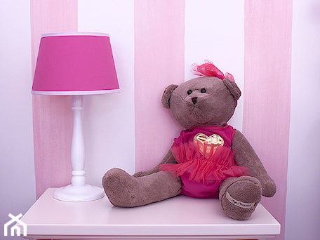 Aranżacje wnętrz - Pokój dziecka: Kolekcja różowa - Roomee Decor. Przeglądaj, dodawaj i zapisuj najlepsze zdjęcia, pomysły i inspiracje designerskie. W bazie mamy już prawie milion fotografii!