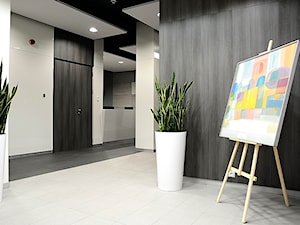 Strefa wejściowa- projekt hallu w obiekcie biurowym - zdjęcie od architekt Karolina Radoń