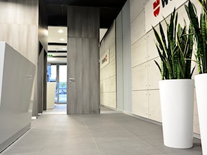 Recepcja- aranżacja hallu w obiekcie biurowym - zdjęcie od architekt Karolina Radoń