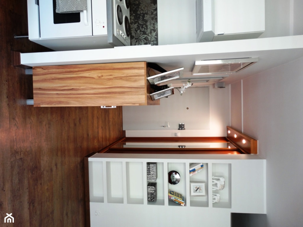 Szybki remont mieszkania pod najem. - Średni biały hol / przedpokój - zdjęcie od EO Nieruchomości - Homebook