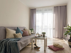 Wrocław mieszkanie w bloku 10 piętro - Średni biały salon z tarasem / balkonem, styl tradycyjny - zdjęcie od EO Nieruchomości