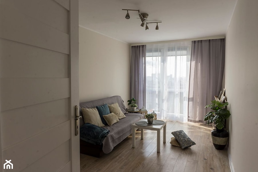 Wrocław mieszkanie w bloku 10 piętro - Mały szary salon - zdjęcie od EO Nieruchomości