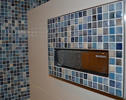 łazienka B&M - Mała na poddaszu bez okna łazienka, styl nowoczesny - zdjęcie od HSHmg - Homebook