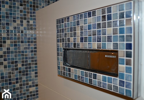 łazienka B&M - Mała na poddaszu bez okna łazienka, styl nowoczesny - zdjęcie od HSHmg