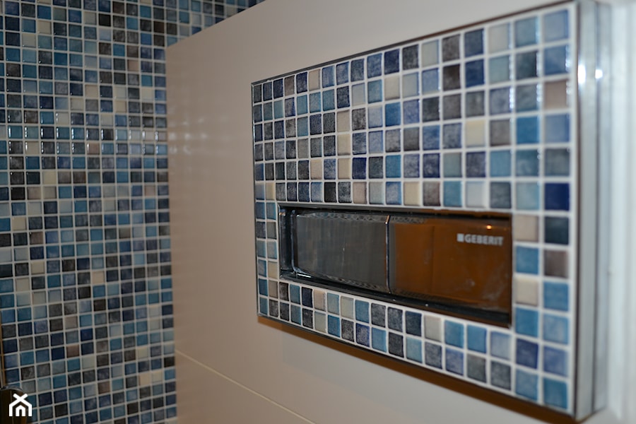 łazienka B&M - Mała na poddaszu bez okna łazienka, styl nowoczesny - zdjęcie od HSHmg