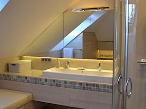 łazienka E - Średnia na poddaszu z dwoma umywalkami łazienka z oknem, styl nowoczesny - zdjęcie od HSHmg
