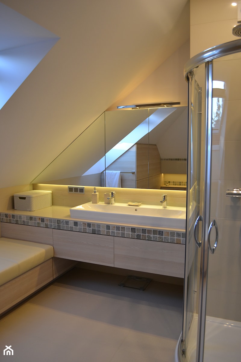 łazienka E - Średnia na poddaszu z dwoma umywalkami łazienka z oknem, styl nowoczesny - zdjęcie od HSHmg