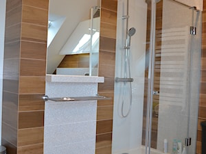 łazienka - Średnia na poddaszu z punktowym oświetleniem łazienka z oknem, styl nowoczesny - zdjęcie od HSHmg