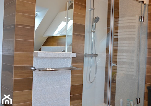łazienka - Średnia na poddaszu z punktowym oświetleniem łazienka z oknem, styl nowoczesny - zdjęcie od HSHmg