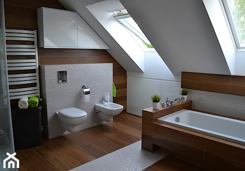 Średnia na poddaszu łazienka z oknem, styl nowoczesny - zdjęcie od HSHmg