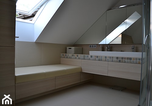 łazienka E - Średnia na poddaszu jako pokój kąpielowy z dwoma umywalkami łazienka z oknem, styl nowoczesny - zdjęcie od HSHmg