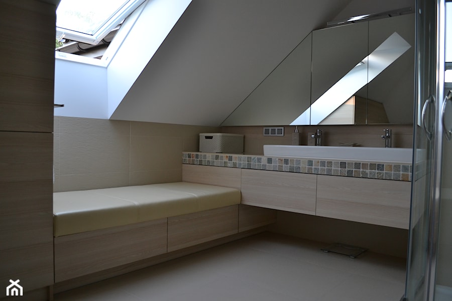 łazienka E - Średnia na poddaszu jako pokój kąpielowy z dwoma umywalkami łazienka z oknem, styl nowoczesny - zdjęcie od HSHmg