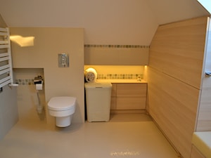 łazienka E - Mała na poddaszu łazienka z oknem, styl nowoczesny - zdjęcie od HSHmg