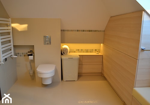łazienka E - Mała na poddaszu łazienka z oknem, styl nowoczesny - zdjęcie od HSHmg