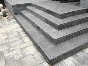 antracytowe schody wejściowe do domu i na taras - zdjęcie od Marta Smarzyńska