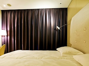 nowoczesna sypialnia z ciemnymi zasłonami - zdjęcie od firanelle.pl