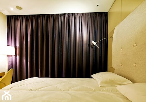 nowoczesna sypialnia z ciemnymi zasłonami - zdjęcie od firanelle.pl
