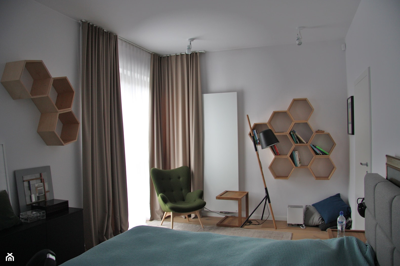 jasne zasłony do nowoczesnej skandynawskiej sypialni - zdjęcie od firanelle.pl - Homebook
