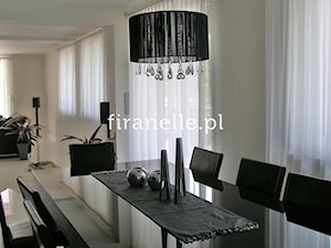 biało czarny salon z jadalnią - zdjęcie od firanelle.pl