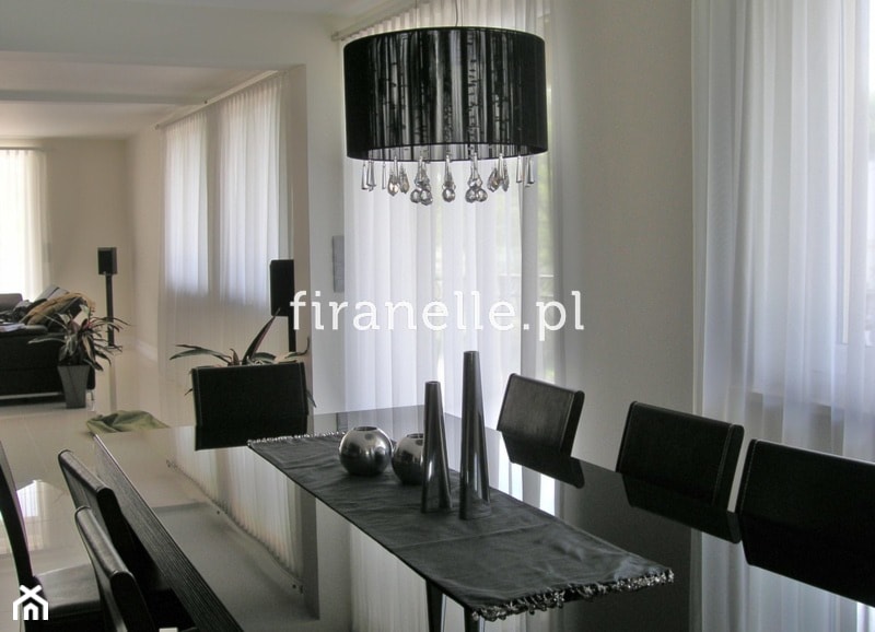 biało czarny salon z jadalnią - zdjęcie od firanelle.pl - Homebook