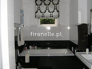 biało-czarna roleta rzymska z ornamentem - zdjęcie od firanelle.pl