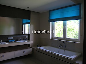 roleta rzymska niebieska w łazience - zdjęcie od firanelle.pl