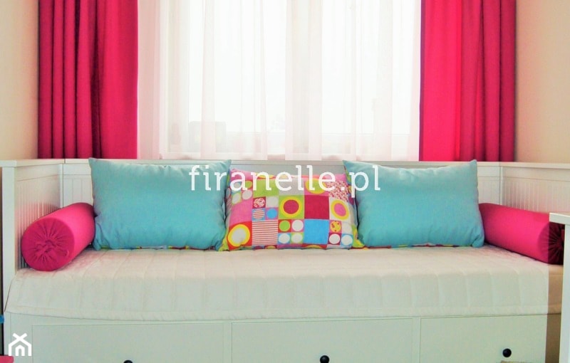 kolorowe poduszki do pokoju dziewczynki - zdjęcie od firanelle.pl - Homebook