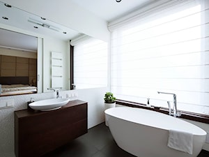 biało-czarna łazienka z roletą rzymską - zdjęcie od firanelle.pl