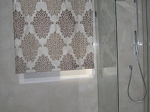 jasna łazienka z roletami rzymskimi - zdjęcie od firanelle.pl