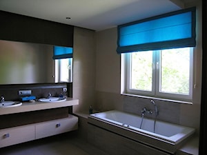łazienka beżowo-brązowa z niebieską roletą - zdjęcie od firanelle.pl
