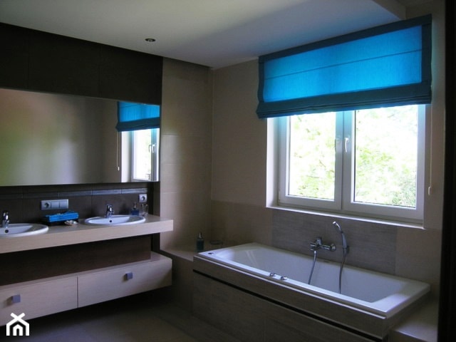 łazienka beżowo-brązowa z niebieską roletą - zdjęcie od firanelle.pl - Homebook