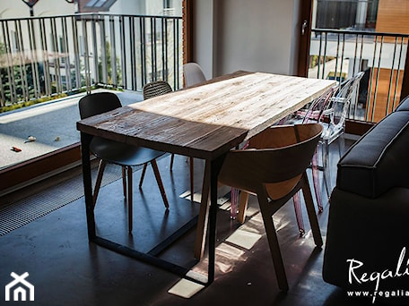 Aranżacje wnętrz - Salon: Stół z drewna na konstrukcji z zawiasów - krysna. Przeglądaj, dodawaj i zapisuj najlepsze zdjęcia, pomysły i inspiracje designerskie. W bazie mamy już prawie milion fotografii!
