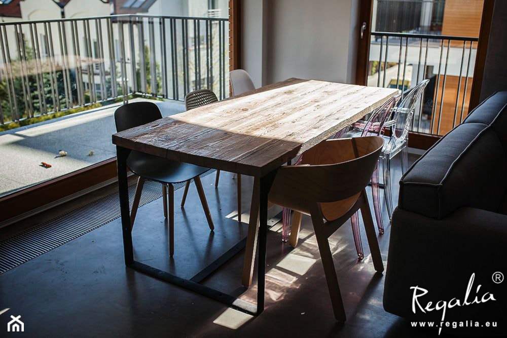 Stół z drewna na konstrukcji z zawiasów - zdjęcie od krysna - Homebook