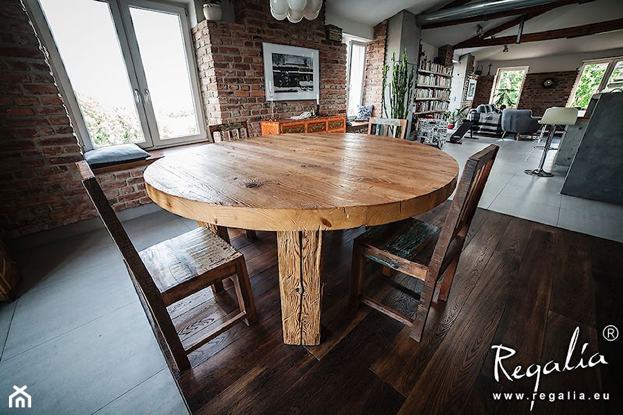 Okrągły stół - drewno ręcznie rżnięte - zdjęcie od krysna