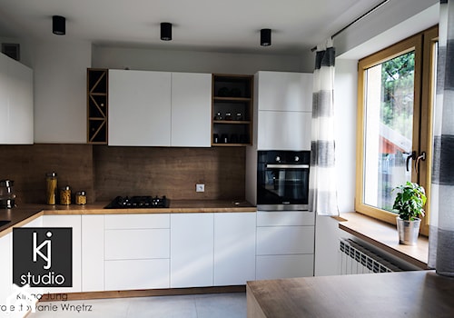 Kuchnia 12m2 - realizacja - Średnia brązowa z zabudowaną lodówką kuchnia w kształcie litery l z oknem, styl nowoczesny - zdjęcie od KJ Studio Projektowanie wnętrz