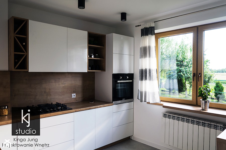 Kuchnia 12m2 - realizacja - Biała brązowa z zabudowaną lodówką kuchnia z oknem, styl nowoczesny - zdjęcie od KJ Studio Projektowanie wnętrz