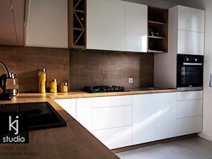 Kuchnia 12m2 - realizacja - Średnia biała brązowa z zabudowaną lodówką z nablatowym zlewozmywakiem kuchnia w kształcie litery l z oknem, styl nowoczesny - zdjęcie od KJ Studio Projektowanie wnętrz
