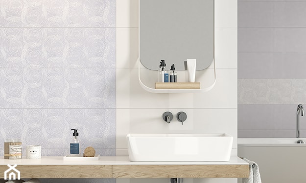 biel i drewno w łazience, jasna łazienka, płytki dekoracyjne z geometrycznym wzorem