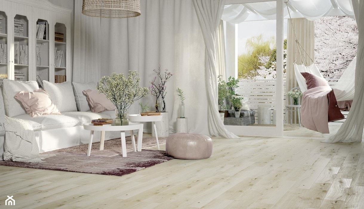 biała sofa, białe stoliki kawowe, różowa pufa, hamak na tarasie, drewniana podłoga, jasne drewno na podłodze, płytki drewnopodobne, białe zasłony