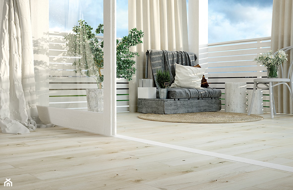 drewniana podłoga na tarasie, płytki drewnopodobne, biała zasłona, białe krzesło, okrągły dywan z juty